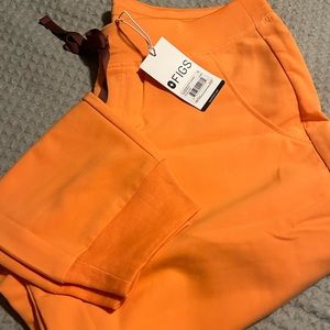 Figs scrub set! NWT! Papaya one pocket top M and Zamora bottom jogger M petite.